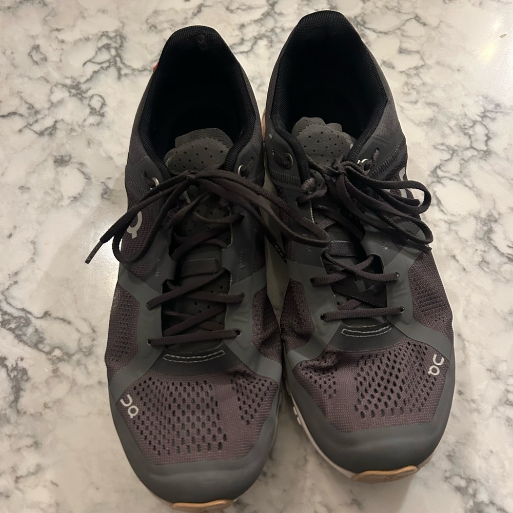 Women’s grey on cloud running shoes with pink and white sole